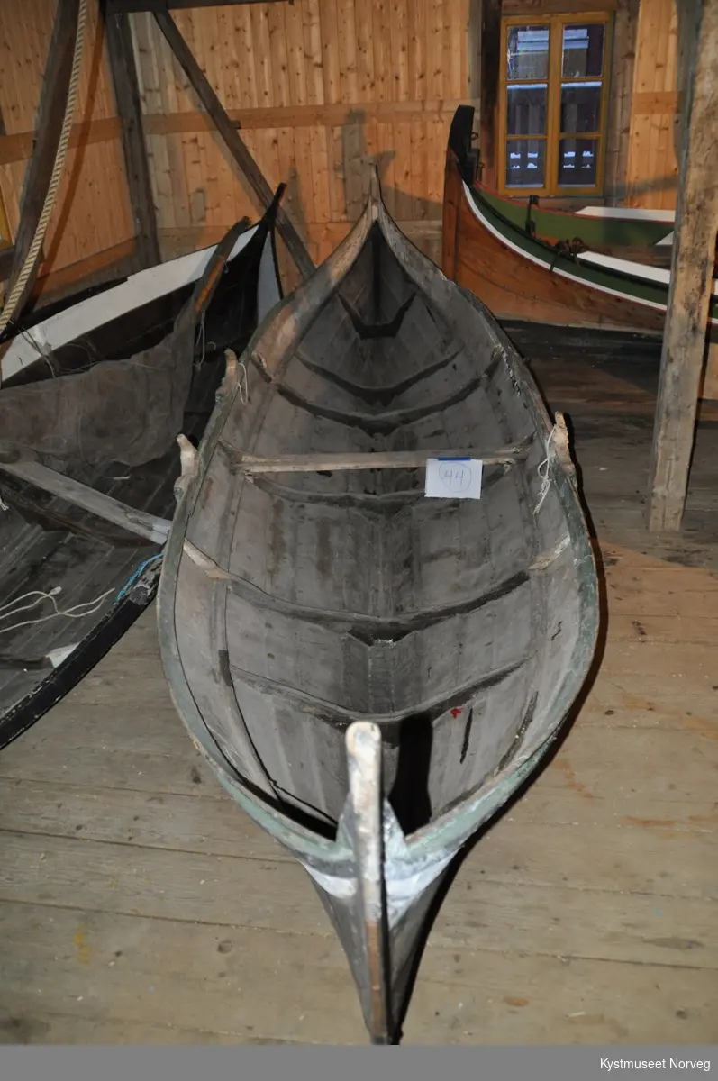 2 roms nordlandsbåt
Eldre type meid keiper og vaterbord
6 alen og 23 tommer

rester etter lys blå ripe