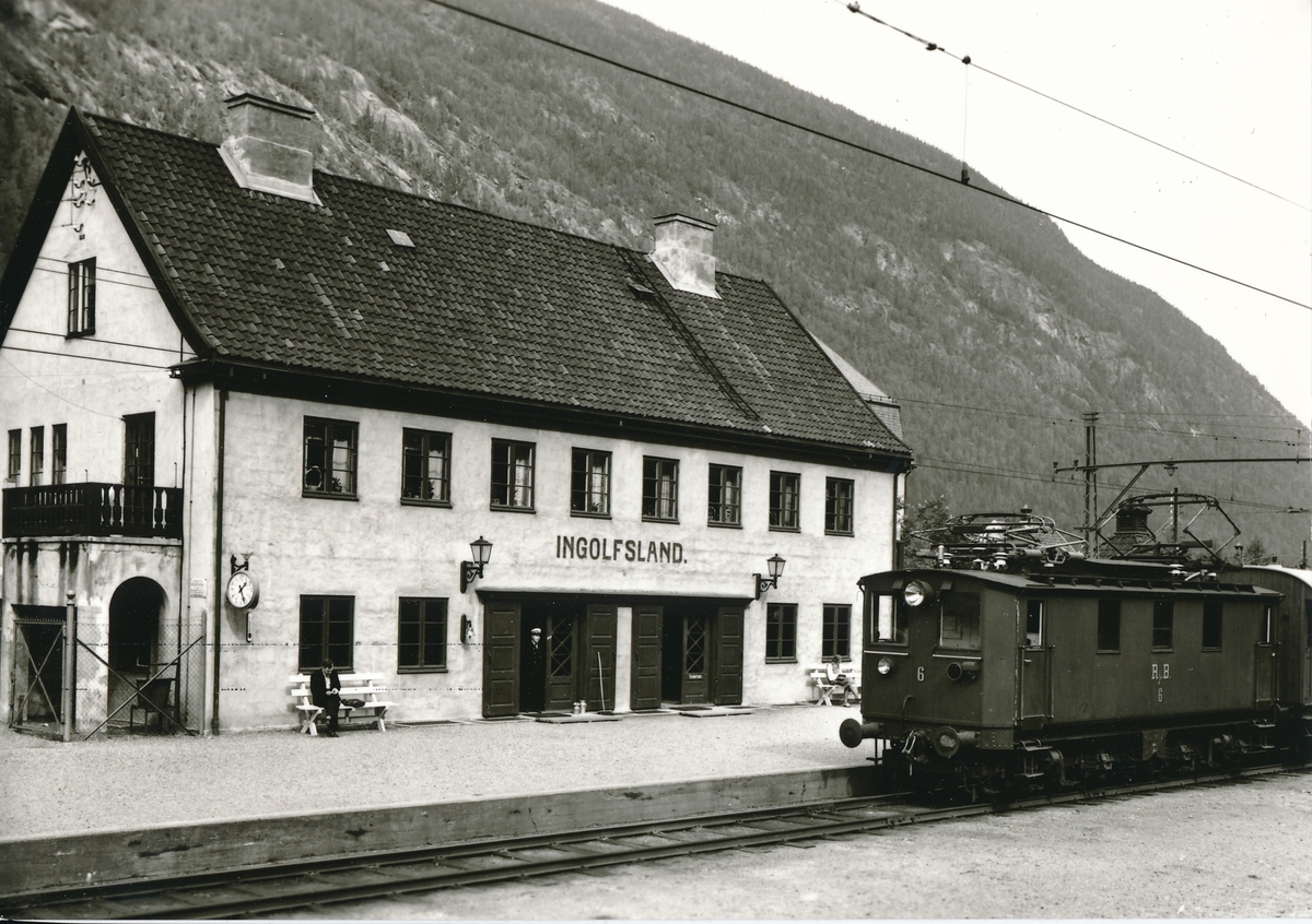 Rjukanbanens elektriske lokomotiv nr. 7 med persontog til Rjukan på Ingolfsland stasjon