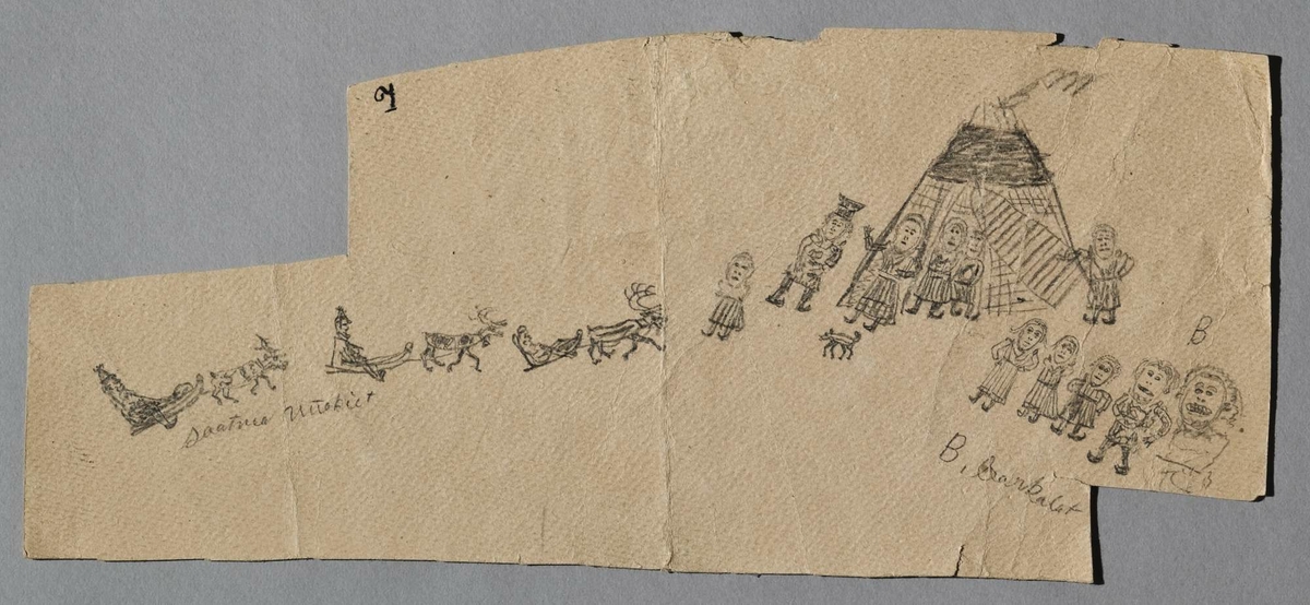 Teckning av Johan Turi. Illustration till boken "Muitalus sámid birra" (Berättelsen om samerna) . Tavla 7
Människor står utanför en kåta och möter tre personer som åker i slädar efter renar.