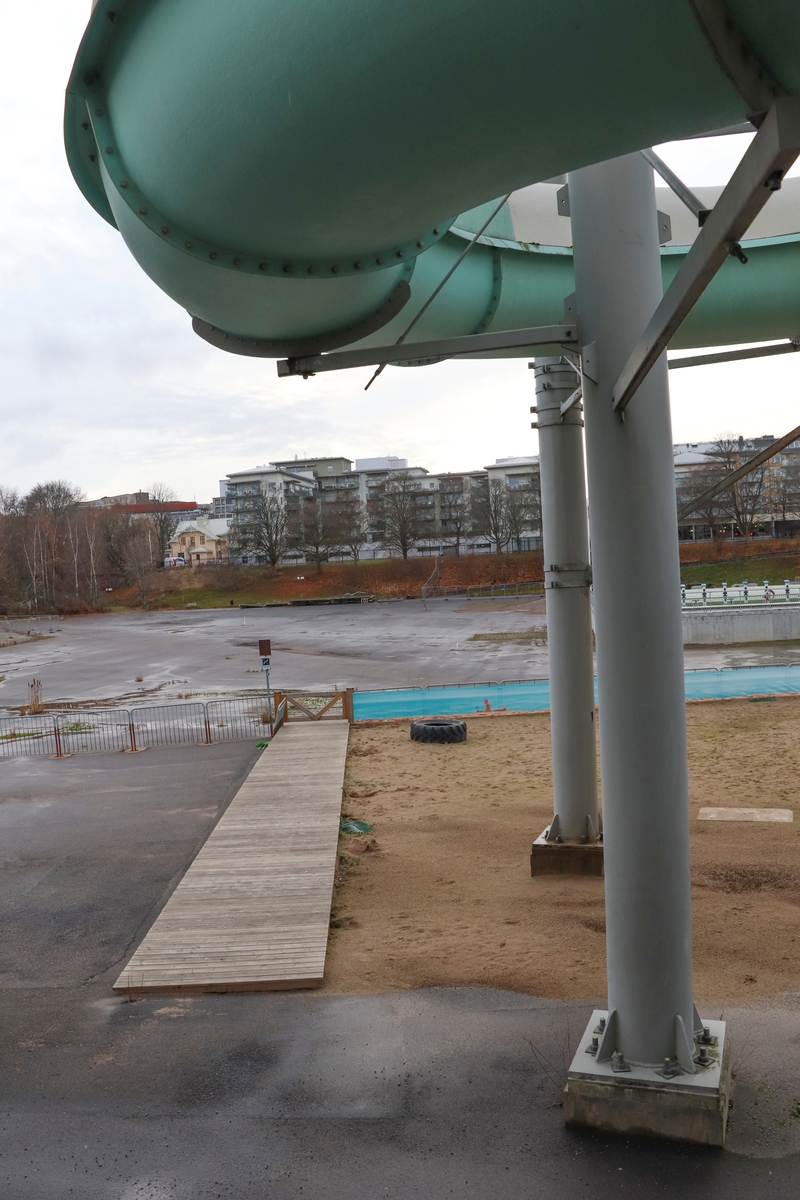Tinnis badsjö vintertid. Vy från simhallens vattenrutschbana. 
Bilder från Linköpings simhall vintern 2021. Vid sidan av simhallen byggs en ny simhall. Vintern 2021 drivs simhallen av Medley.