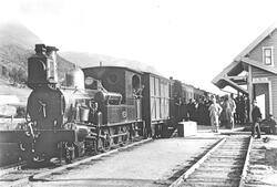 Damplokomotiv type IV nr. 5 med persontog på Arna stasjon