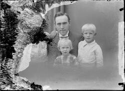 Portrett av direktør Sandvold i dress og tre barn