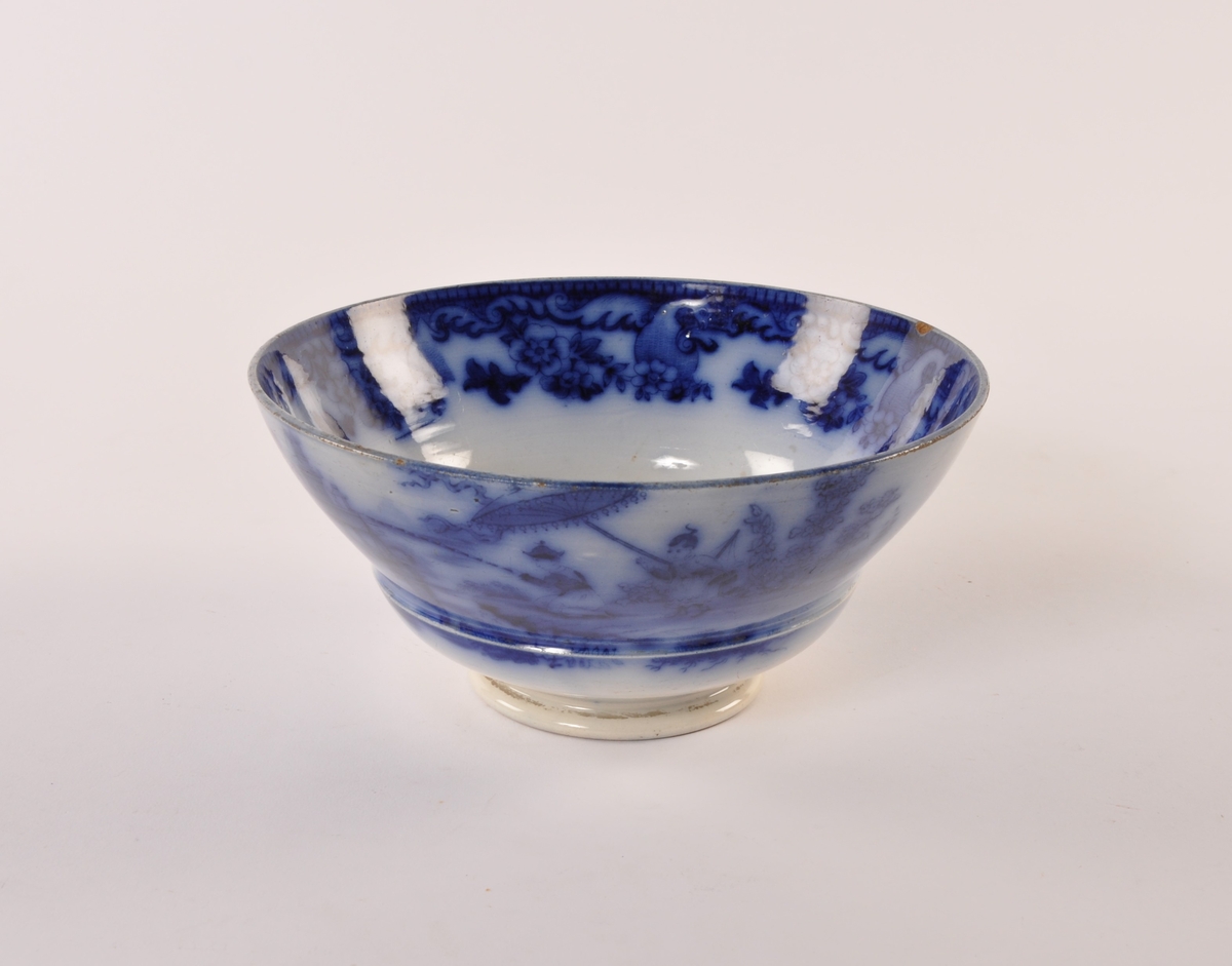 Spilkum av hvitglassert keramikk med blå kinesisk dekor