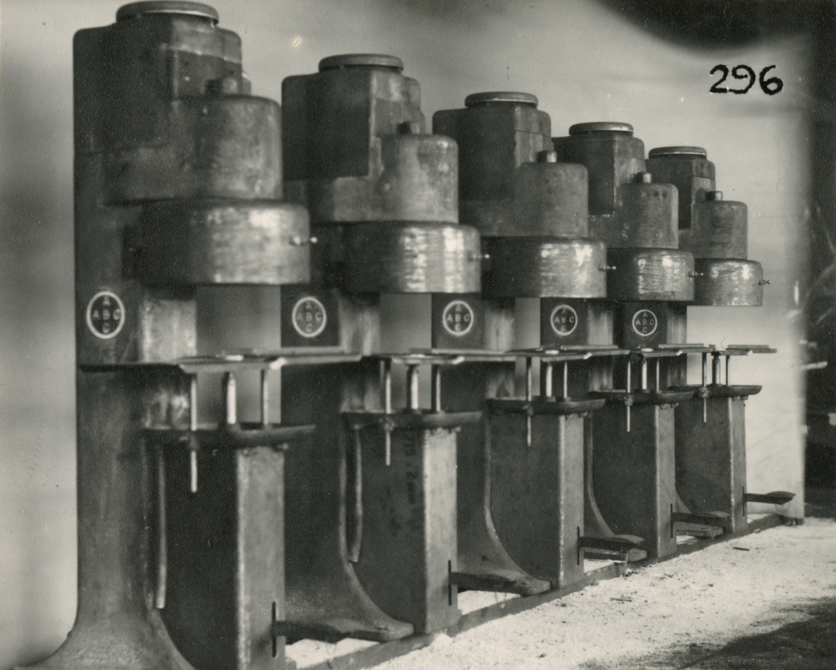 Maskiner för konservfabriker och slakterier. Tillslutningsmaskiner TMW för konservburkar.
Tillverkade av Borås Mekaniska Verkstad.