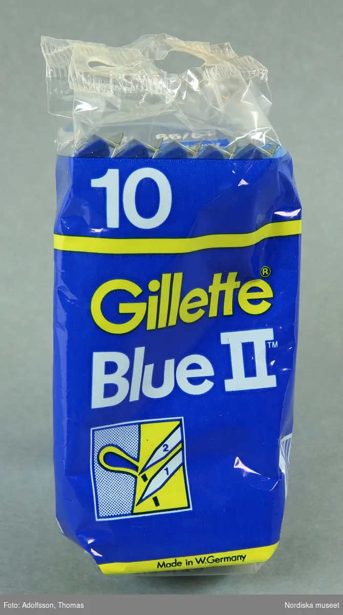 Katalogkort:
Rakhyvlar, 1 förpackning (10-pack). 
10 st. engångshyvlar av blå styrenplast i förpackning av plast m. text i gult o. vitt på blå botten, "10 Gillette Blue II". Datamärkt prislapp."