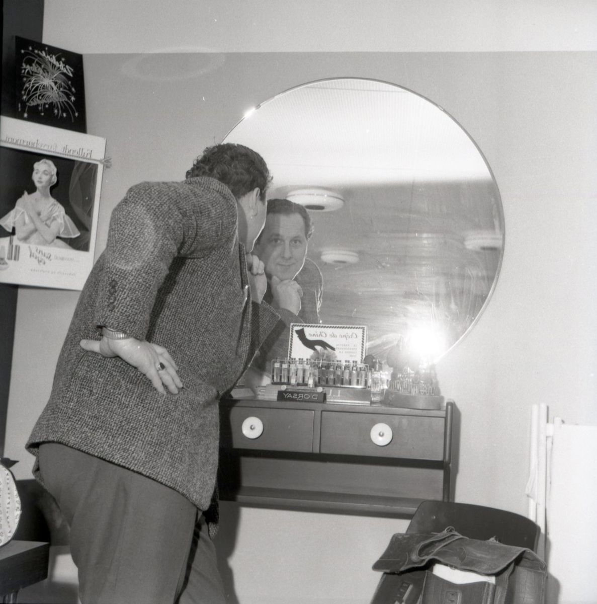 Mann poserer i frisørsalong. 1960-70.