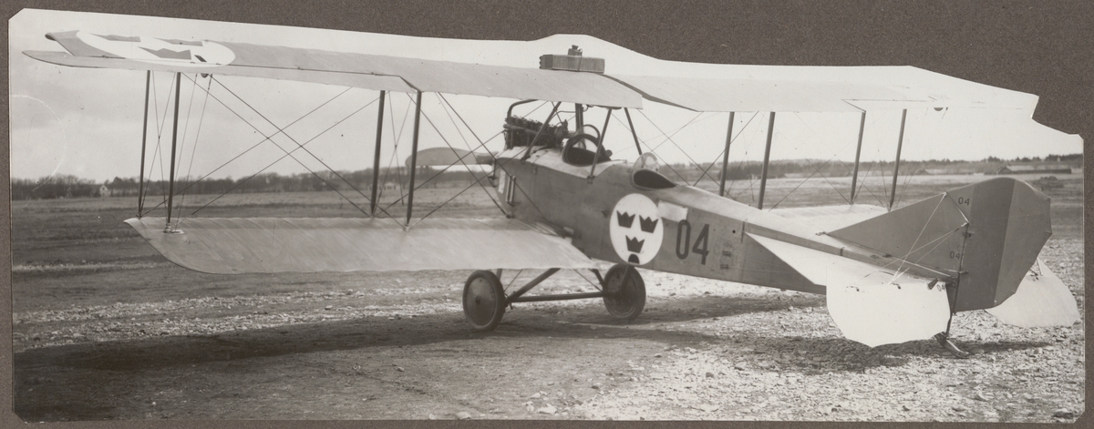 Flygplan Sk 1 Albatros B II nr 464 (märkt 04) står på ett flygfält, omkring 1926-1929.