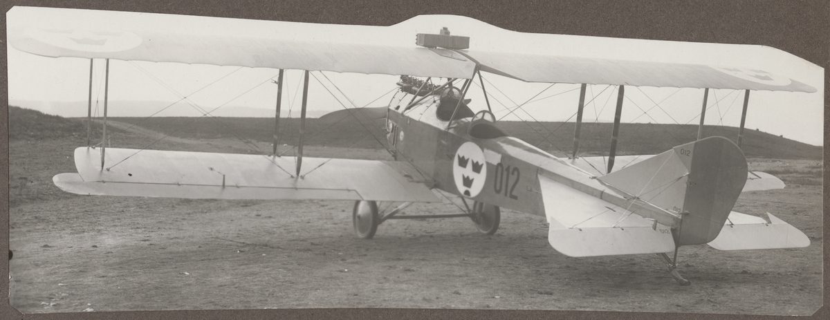 Flygplan Ö 2, Albatros B II nr 012 står på flygfältet på Ljungbyhed, omkring 1927-1932. Vy bakifrån.