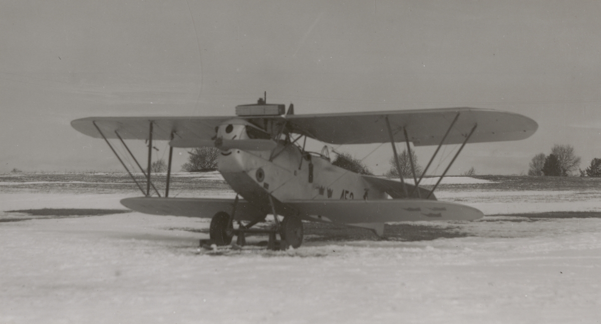Flygplan A 1 Phönix E.2 Dront märkt nr 456 står på flygfältet på F 4 Frösön. 1928-1929. Vy snett framifrån.

Text vid foto: "'F 4 Jätteplan-Hispano-Dront E 2 - A 1 300 Hispano. På Frösön-"