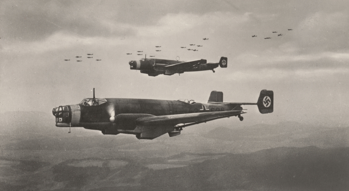 Grupp av tyska militära flygplan Junkers 86K i luften, 1938. Flygbild.

Text vid foto: "'Kampffliegergruppe' Ju 86 K (TBFLJ) 1938."