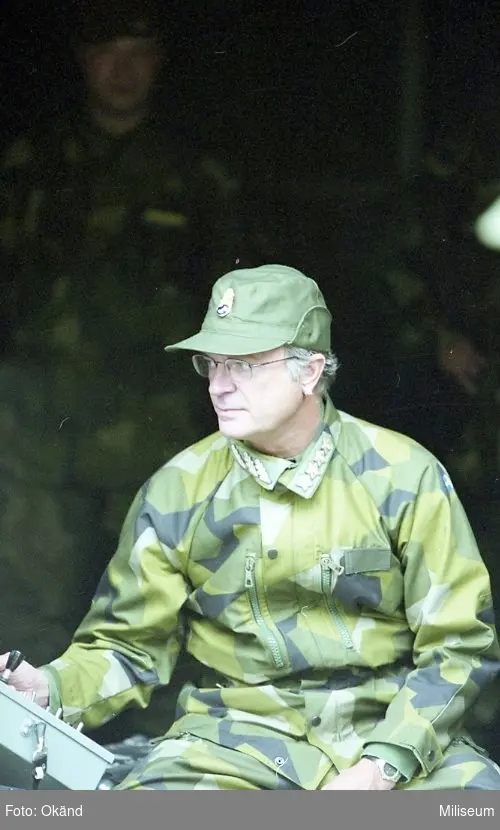 Hans Majestät Konungen Carl XVI Gustaf vid manöverpanelen minröjrobot.