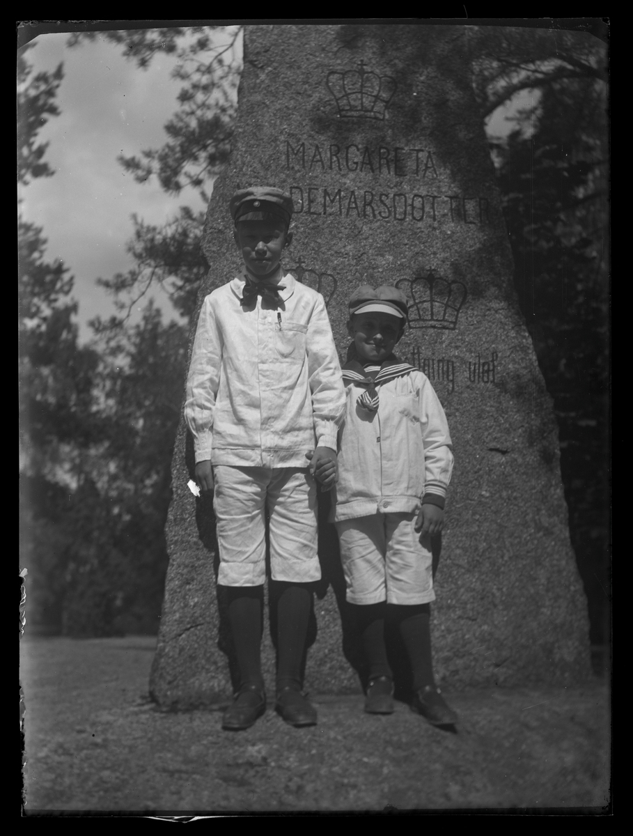 Två pojkar framför en sten, Djäkneberget, Västerås.