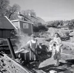 Klesvask for hyttebeboerne på Lindøya. "Stamhuset" ved "Skyt