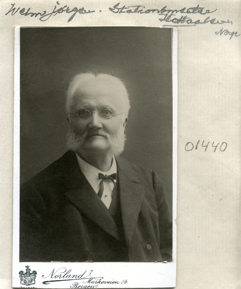 Porträtt av stationsmästaren och spelmannen Jørgen Wehn (1834-1921).

Anm: Norsk medborgare som inte närmare kunnat utredas. Hans eventuella östgötska anknytning är tillsvidare oklar.