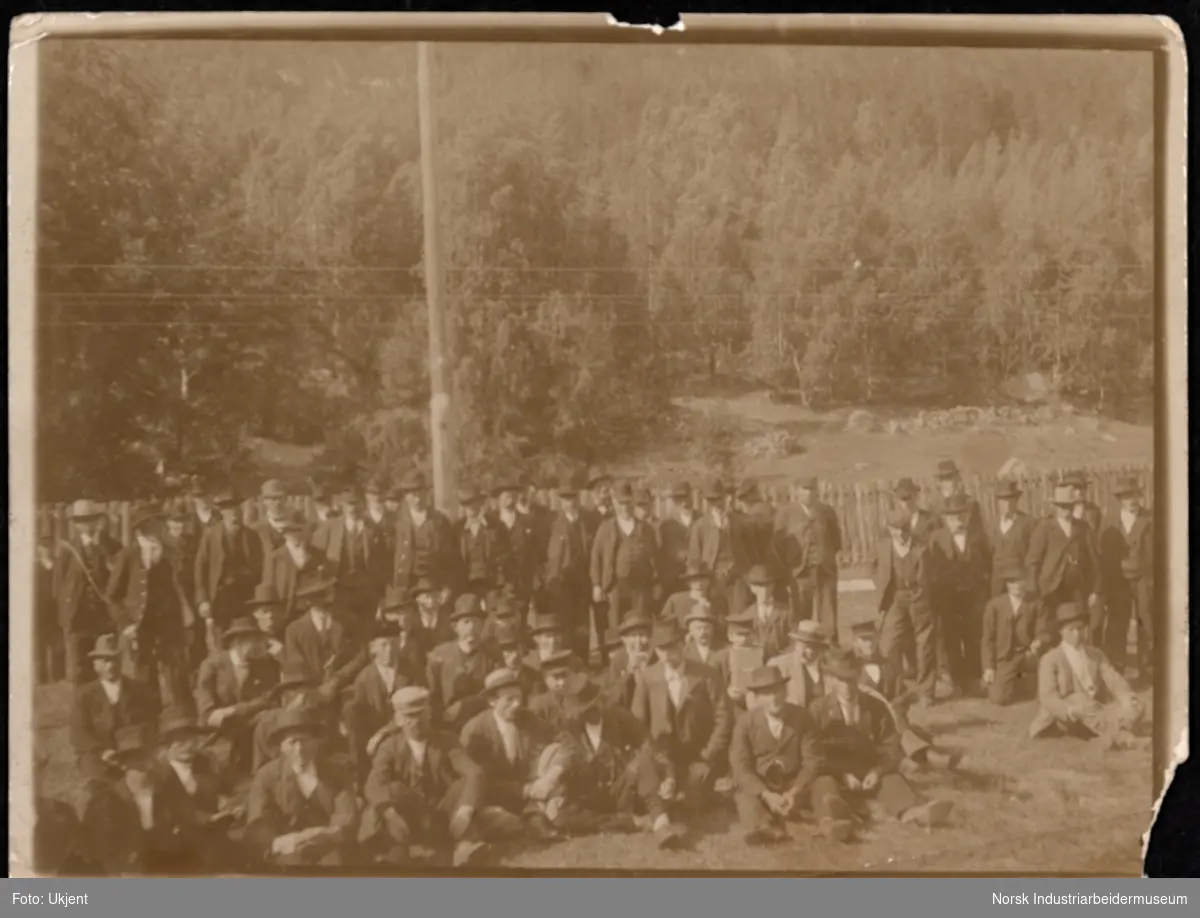 Mennesker samlet for folkeavstemning i Atrå ved kirken 1905.