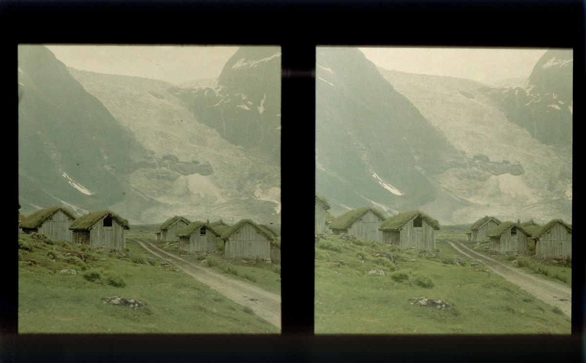 Seter ved foten av Bøyabreen. Tilhører Arkitekt Hans Grendahls samling av stereobilder.