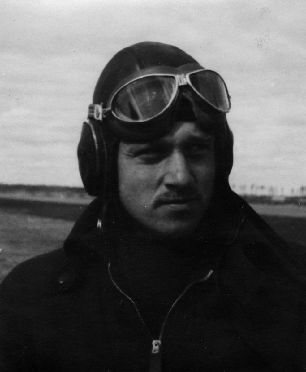 Porträttfoto, närbild, av militäre flygaren Kurt Edenholm i flygarklädsel på F 21 Kallax, 1942.

Bildtext vid foto: "Kallax. Jaktflygare!."

Foto skannat ur album: 'Minnen från Min kommistid 1940-1944'
