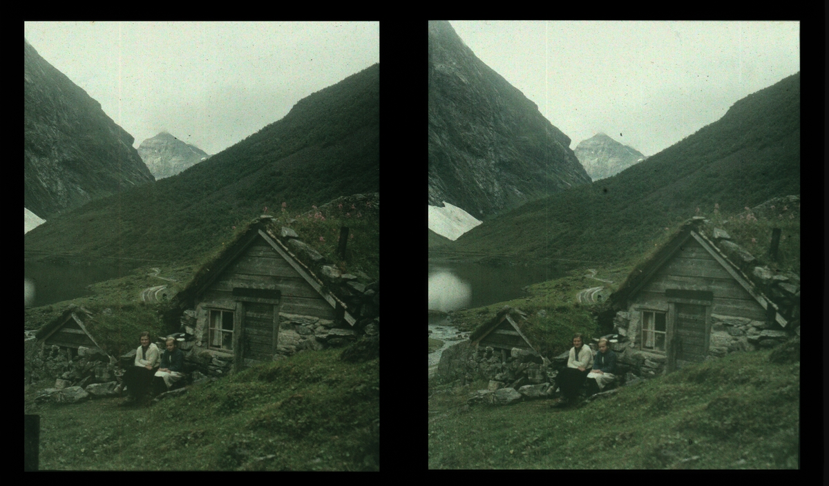 To jenter ved Staberg Seter, Norangsdalen. Tilhører Arkitekt Hans Grendahls samling av stereobilder.