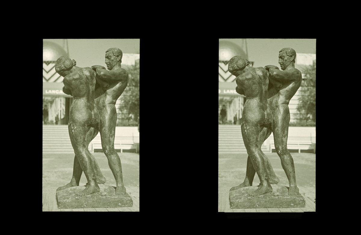 Figurativ skulptur av mann og kvinne. Trøndelagsutstillingen 1930, landsutstilling for næringsliv og kultur. Tilhører Arkitekt Hans Grendahls samling av stereobilder.