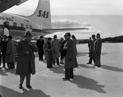 Passasjerene ombord i SAS' DC-6B "Eirik Viking" forlater fly