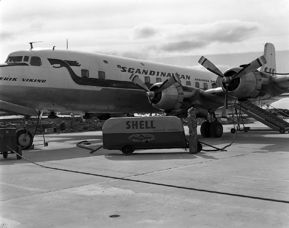 Etterfylling av drivstoff på SAS' DC-6B "Erik Viking" på Bodø flyplass 11. mai 1955.