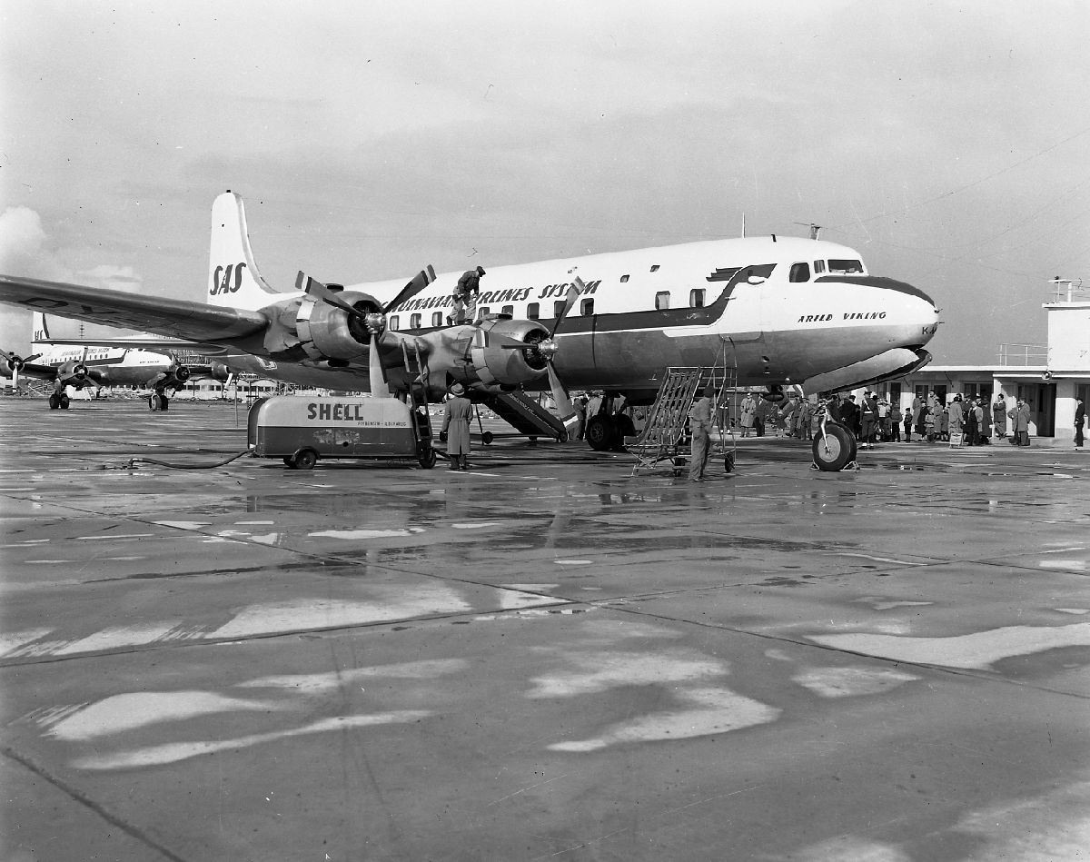Ettersyn og fylling av drivstoff på to av SAS' DC-6B på Bodø flyplass i forbindelse med flybytte.