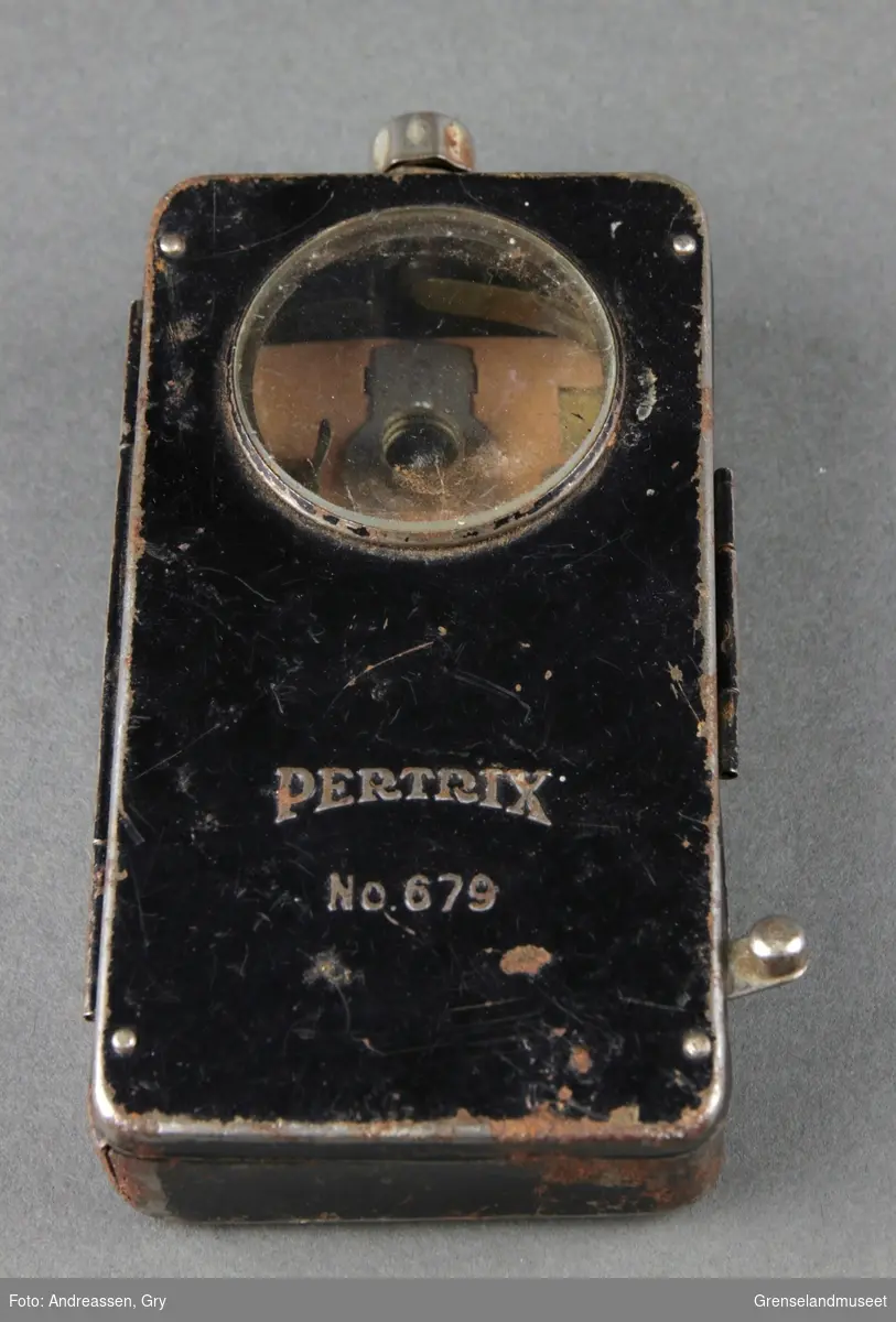 En lommelykt i metall av typen Pertrix no. 679.