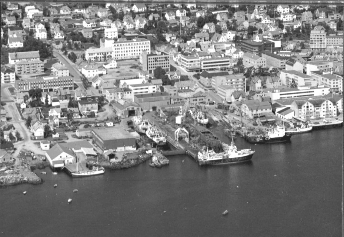 Flyfoto av Kaarbøverstedet og Harstad sentrum.