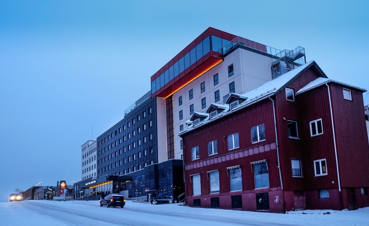 Grand Royal Hotel. Søndagsstille by i mørketid. Foto: 4. januar 2015.