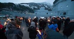 Ulf Eirik Torgersen holder tale om hendingene på Narvik havn