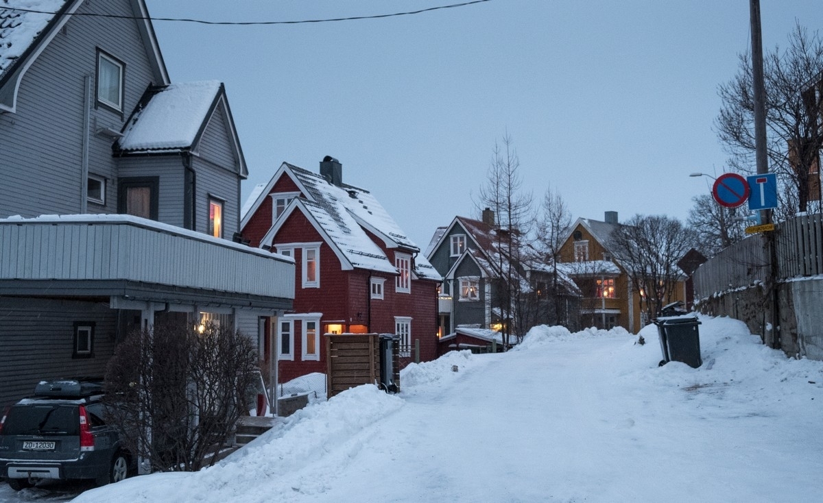 Mørketids og juledekorert, hus i Bjørnfjellgata i Narvik. Foto 30. des 2017.