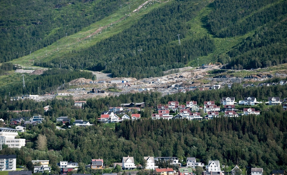 Narvik. Bilde fra en serie bilder tatt ettermiddag 7. aug 2018 fra området ved Solhaugen, dvs tvers over byen. Deler av serien viser det nye boligfeltet under utbygging i Øvre Fjellheim.