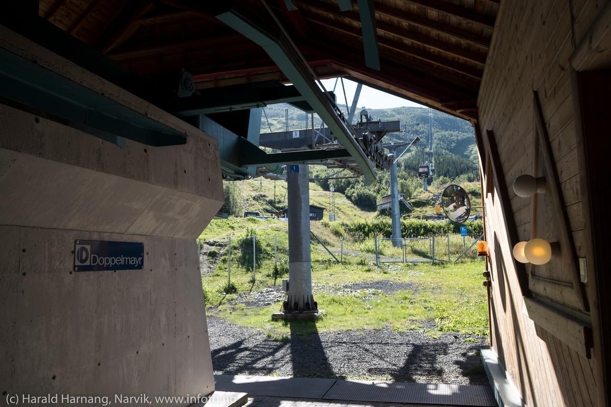 Tre gondoler på vei inn i nedre stasjon. Den 19. august 2018 var siste kjøring med fjellheisen i Narvik. Nå ble heisen stengt ned, kabler og master demontert, mens arbeidet fortsatte med den nye hesen som går fra Skistua og til 650 moh.   Foto: 8. aug. 2018.