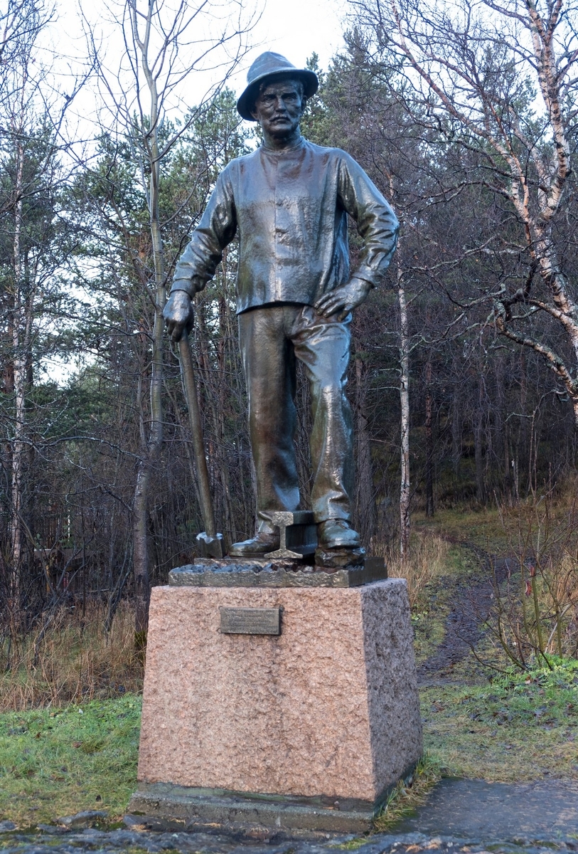 Rallaren, statue i Gulbransons park i Narvik. foto 7. nov 2018.