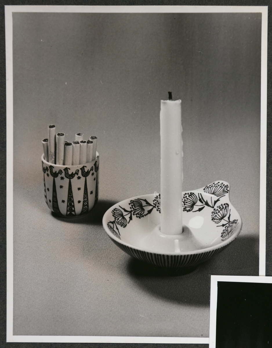 Lysestake, liten krukke og kopp med underskål i "Den blå serie" designet av Kari Nyquist for "Stavangerflint A/S".