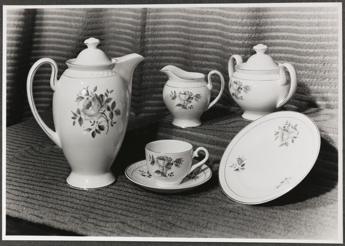 Serviset "Rose" på modell "Skaugum", fra Stavangerflint A/S. Avbildede objekter viser en tallerken, kopp med underskål, kaffekanne, fløtemugge og sukkerskål.