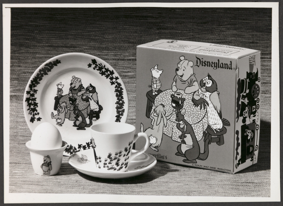 Barneserviset "Disneyland" fra Stavangerflint A/S. Avbildet sett viser en tallerken, dyp tallerken, kopp med underskål og eggeglass.