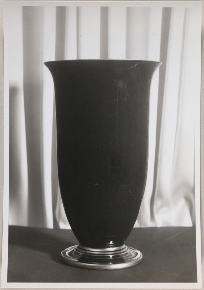 En vase, prydartikkel nr. 9, fra Stavangerflint A/S.