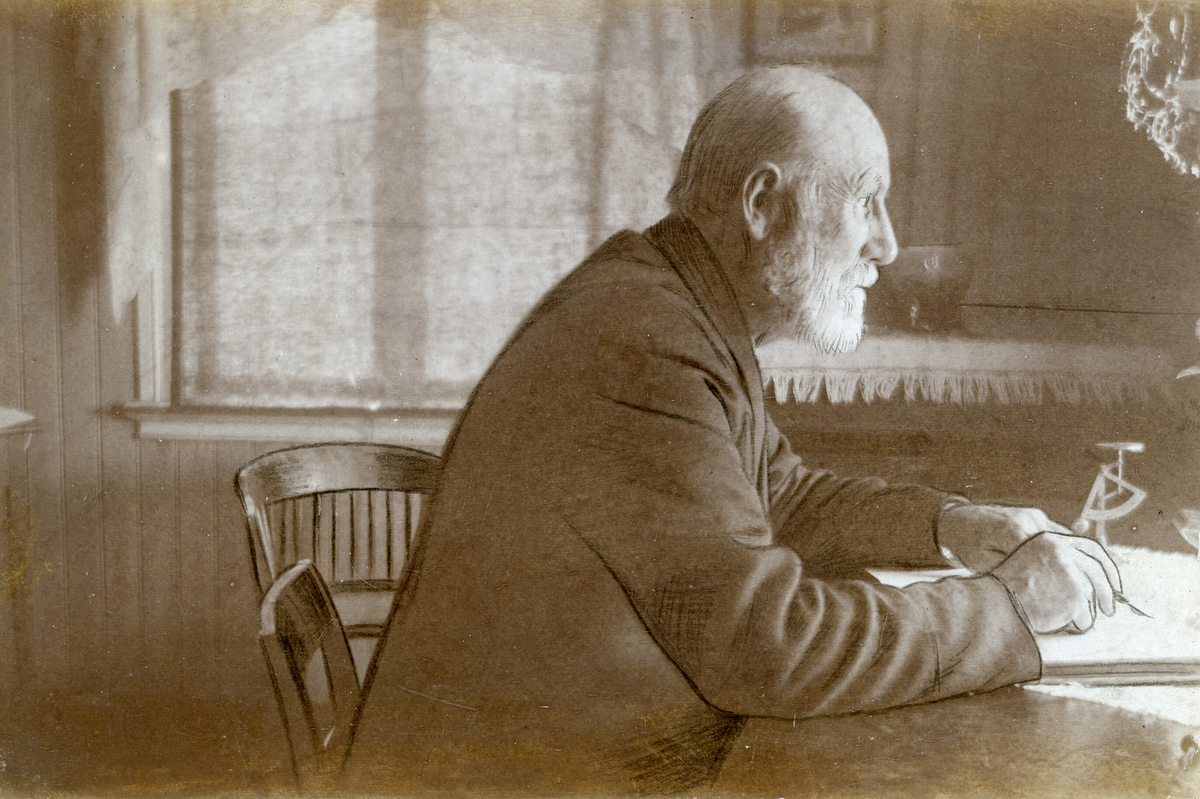 Eldre mann sitjande ved skrivebord,  Heradskasserar Halvor H. Skogen, Bø