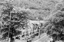 Tog på Rjukanbanen er i ferd med å passere Mæland bro.