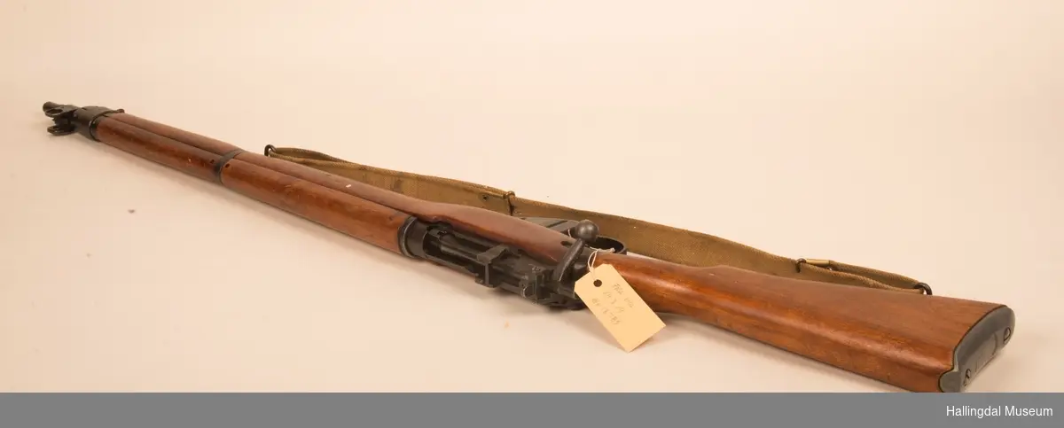 Britisk Lee Ensfield rifle med antatt 10 skudds magasin. 303 kaliber.