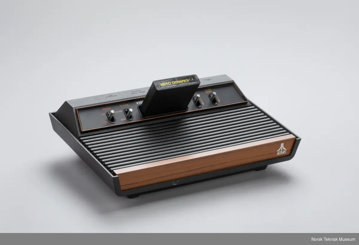 Atari spillkonsoll med spill kassett/program: Video Olympics
Dette er den tredje versjonen av Atari 2600 fra 1980.