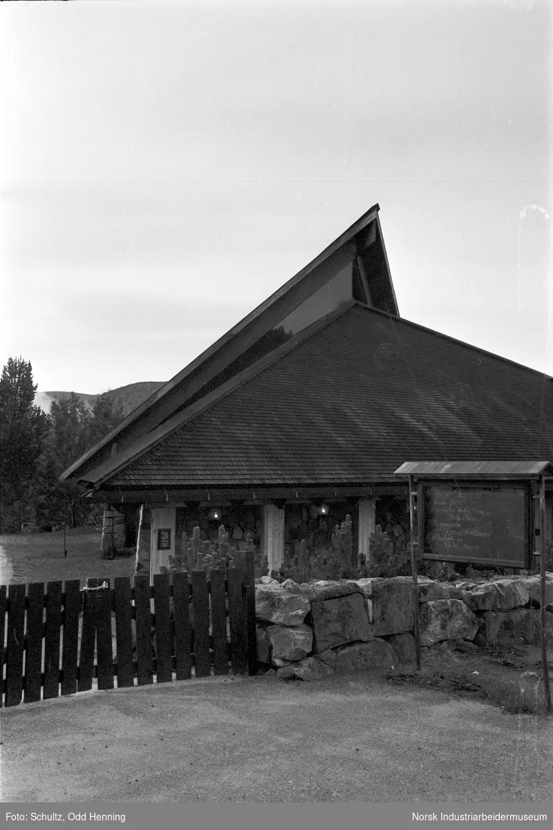 Eksteriør Skurdalen kirke, og omkringliggende områder.