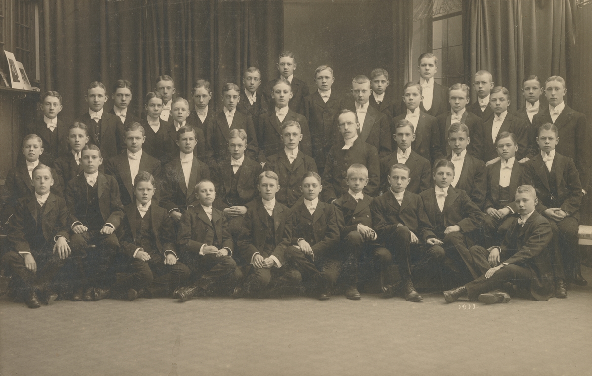 Erik Petzälls konfirmation 1911. Övre raden, 4:e från vänster.
