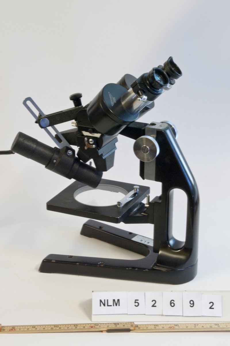 Mikroskop, med transportkasse i tre