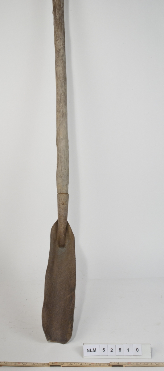 Skyffelen er en buet spade med diameter som den ytre diameteren til drensrør i tegl.