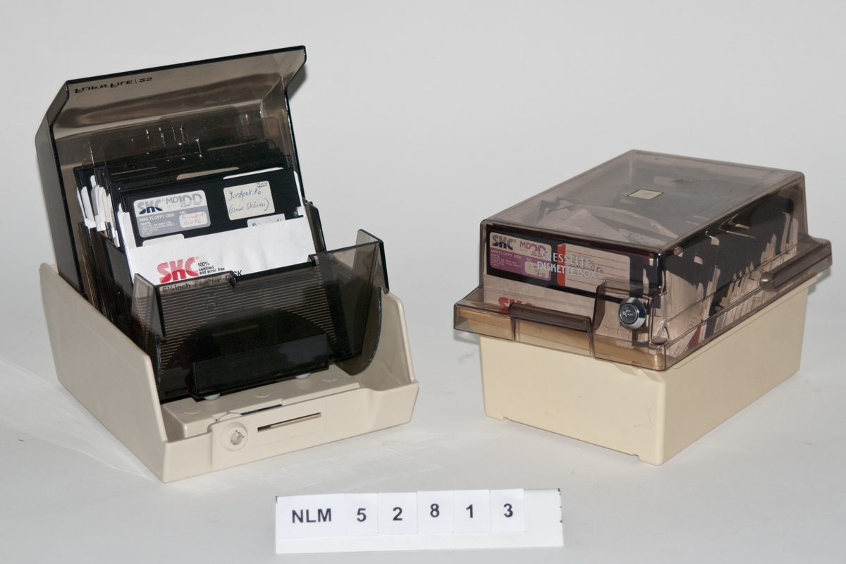 Mini floppy disk, MD.
Lagret i plastoppbevaringsbokser, 2 stk.