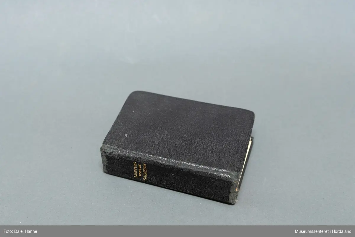 Rektangulær bok, skai-innbunden salmebok