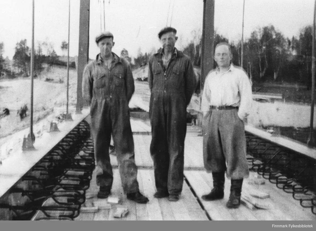 Karasjok bru. To montører fra firmaet Alfred Andersen. Helt til høyre står sønn av lensmannen i Karasjok. (Bildet er veldig uklart).
