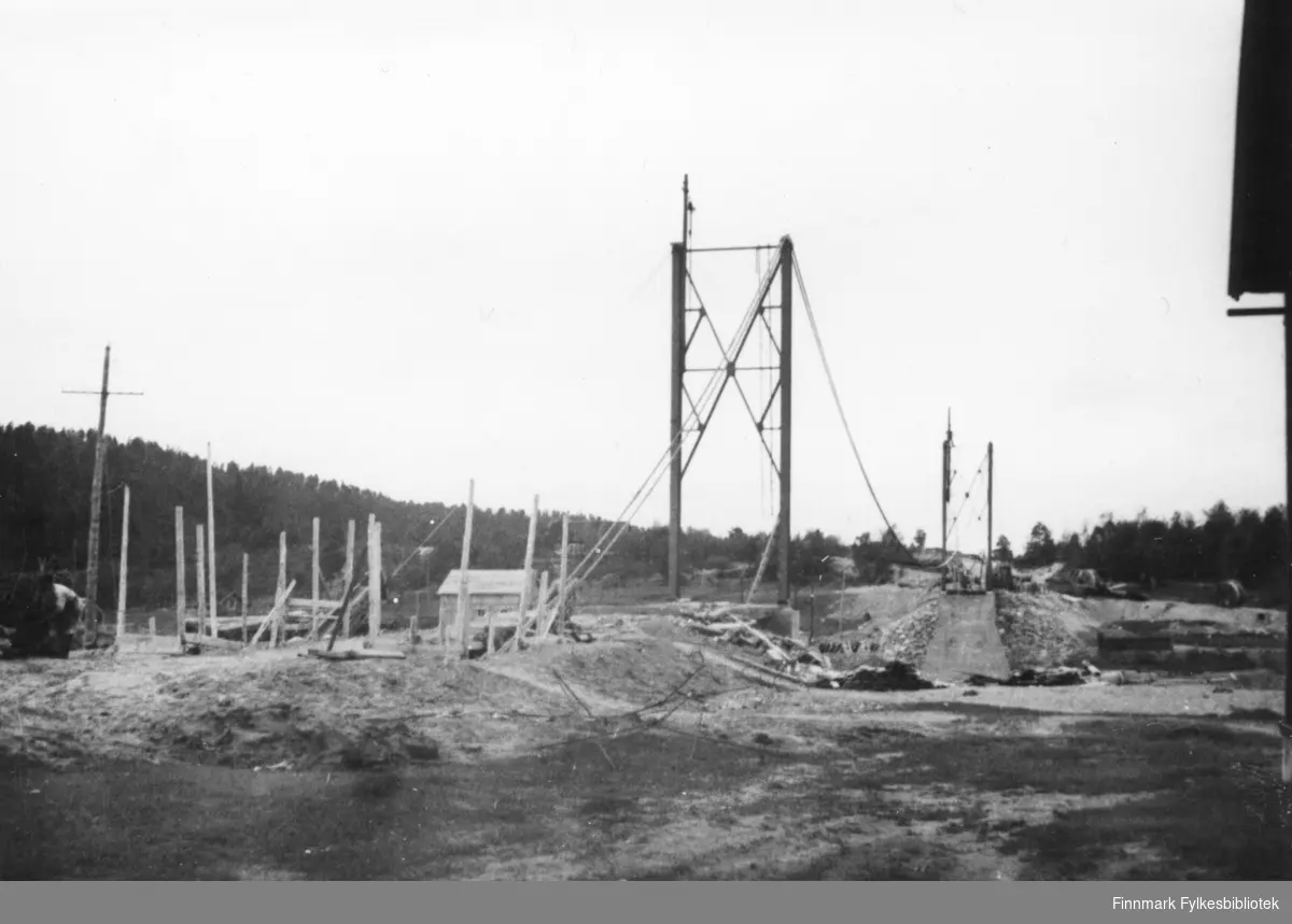 Karasjok brua under bygging, 1942. Vi ser at to av kablene er trekt over.